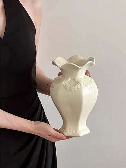 A Vintage-Style Elegant Resin Vase. Can Be Used As A Container For Living Room Floral, A Modern Decor On A Dried Flower Rack, Or A Tabletop Centerpiece. Can Hold Fresh Flowers Or Artificial Flowers, Very Suitable As A Decoration For Coffee Tables, Desks, And Living Rooms. Applicable For Indoor Decor, Home Decor, And Autumn Decor.