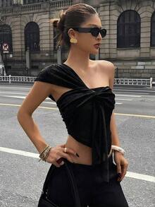 Top camisero sexy de hombros descubiertos para mujeres, nuevo diseño de verano, ajustado con detalles de pliegues asimétricos, largo corto - Negro - Ver 3