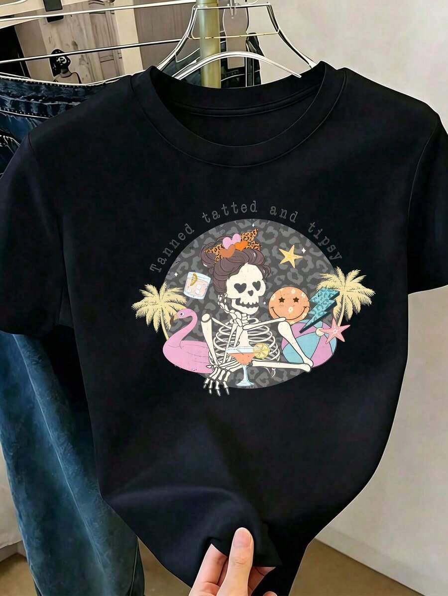 Playera negra para mujer de cuello redondo, manga corta, estampado de calavera de playa con palmeras, flamenco rosa, cóctel y texto "Tanned Tatted and Tipsy", estilo tropical, casual, ideal - Negro - Ver 1