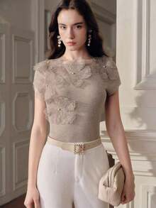 Blusa de mujer elegante y moderna con cuello redondo, manga corta, decoración de flores 3D y perlas, nueva blusa de verano en color marrón - Marrón Mocha - Ver 4