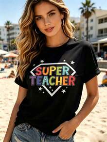 1 pieza de camiseta gráfica para mujer con estampado de "Super Maestra", estampado de colores del arcoíris, cuello redondo, manga corta, estilo casual, holgado y cómodo, ideal como regalo para maestras, para uso diario y escolar, ropa de mujer para todas las estaciones. - Negro - Ver 5