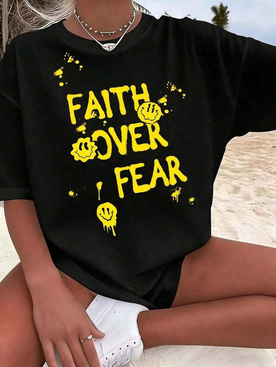 Camiseta Oversize con Gráfico de Cara Sonriente "Faith Over Fear" Estilo Y2K para Mujer, Estética Retro, Corte Holgado, Manga Corta, Cuello Redondo, Camiseta con Frase Motivacional de los 90, Blusa Casual de Algodón para Uso Diario, Ropa de Moda Inspiradora para Mujer en Tallas Grandes, Ropa Fresca de Verano. - Negro - Ver 1