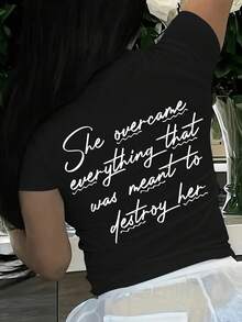 Women's Cropped T-Shirt With Inspirational Print [Double Image Front And Back] - Back Print With "She Overcomes All" Illustration - Casual Summer Top With Short Sleeves And A Medium-Stretch Crew Neck - Machine Washable - Inspirational Text Design - Comfortable Fit - 黑色 - 查看 2