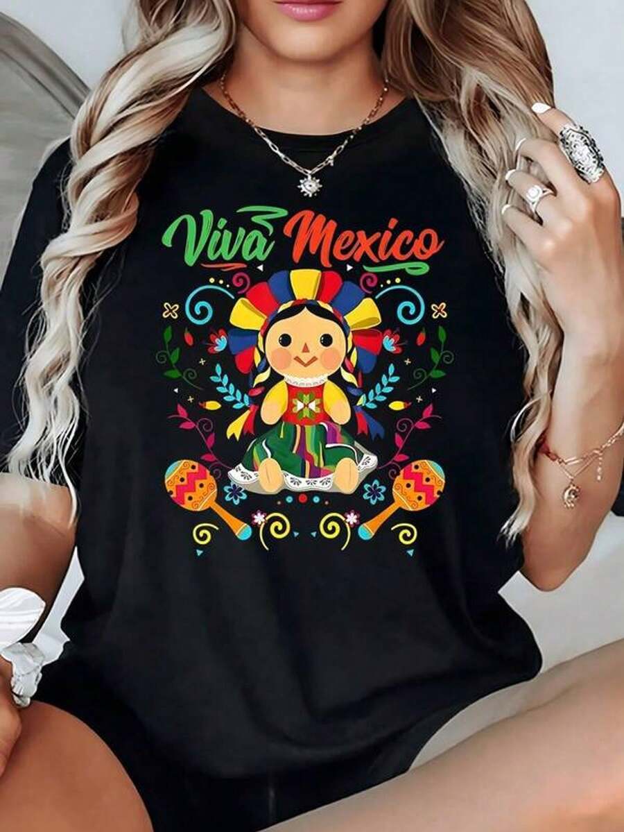 Mu?eca tradicional mexicana con trenzas de colores rodeada de flores y maracas simbolizando alegría y cultura camiseta de mujer 100% algodón 220g