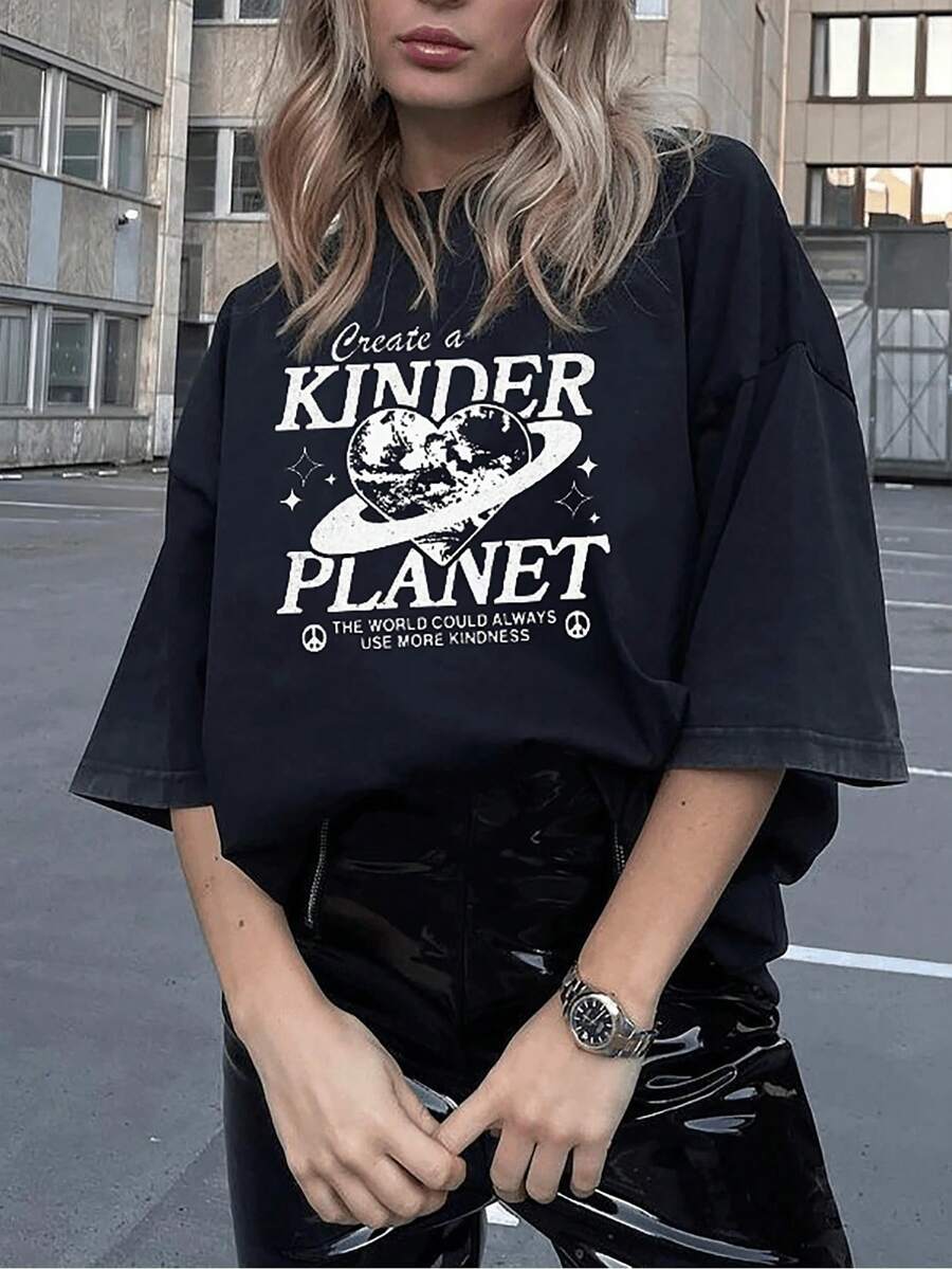 Camiseta Gráfica Oversize para Mujer "Crea un Planeta Más Amable", Estampado Retro de Corazón, Tierra y Símbolo de la Paz, Cuello Redondo, Manga Corta, Estilo Y2K, Grunge, Streetwear, Corte Holgado, Casual, Transpirable, Camiseta con Mensaje Positivo, Perfecta para Uso Diario Casual, Salidas de Fin de Semana, Paseos por la Ciudad, Citas para tomar un café, Viajes, Estilo Urbano, Ropa para el Campus Universitario, Eventos Ambientales, Concientización sobre Salud Mental, Fiesta de Solteras GC77 - Negro - Ver 1