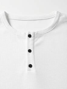 1件灰色亨利領短袖男士 Polo 衫 T-shirt，鈕扣門襟華夫格紋理，輕量透氣舒適，可機洗，美式街頭極簡休閒風，適合夏季日常通勤與休閒穿著 - 白色 - 查看 11