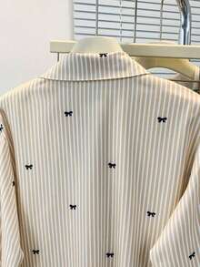 Camisa de manga larga con estampado a rayas y lazo, con botones delanteros, cuello de camisa, top casual, adecuado para primavera, otoño e invierno en color rosa - Albaricoque - Ver 8