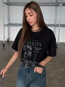 Camiseta oversize con estampado de eslogan: "ABRÁCAME EL FUTURO SIMPLICIDAD DEJA QUE EL AMOR BRILLE ALIENTA MI VIDA ESTÁ LLENA DE FELICIDAD APROVECHA EL DÍA" - Negro - Ver 8