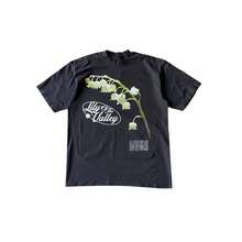 Camiseta vintage grunge para mujer con estampado de lirios del valle, manga corta, tejido de punto, largo regular, ligeramente elástica. - Negro - Ver 1