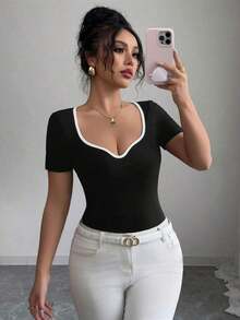 Camiseta de manga corta con cuello corazón para mujer, detalles de ribete blanco en el cuello y las mangas, tejido de punto, ajustada, joven, elegante y versátil - Blanco y Negro - Ver 5