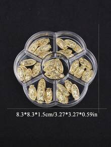 这款35件套金色美甲装饰套装包装在7个隔层的盒子里。套装包含精致的人像图案设计，非常适合在家或美甲沙龙打造美甲造型，是理想的美甲装饰配件。 - 金色 - 查看 6