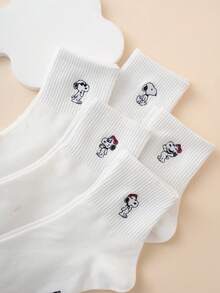 5 đôi tất cổ cao dành cho nữ, thuộc dòng Snoopy, thêu họa tiết chú chó hoạt hình dễ thương. Phù hợp cho mọi mùa, có cả size châu Âu và Mỹ. Được làm từ chất liệu cao cấp, thoải mái và bền bỉ, hoàn hảo để mang hàng ngày mà không gây cảm giác bí bách. - trắng - Xem 9
