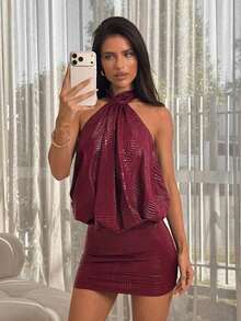 ICON Vestido mini ajustado con cuello alto, espalda descubierta y volantes - Burdeos - Ver 3