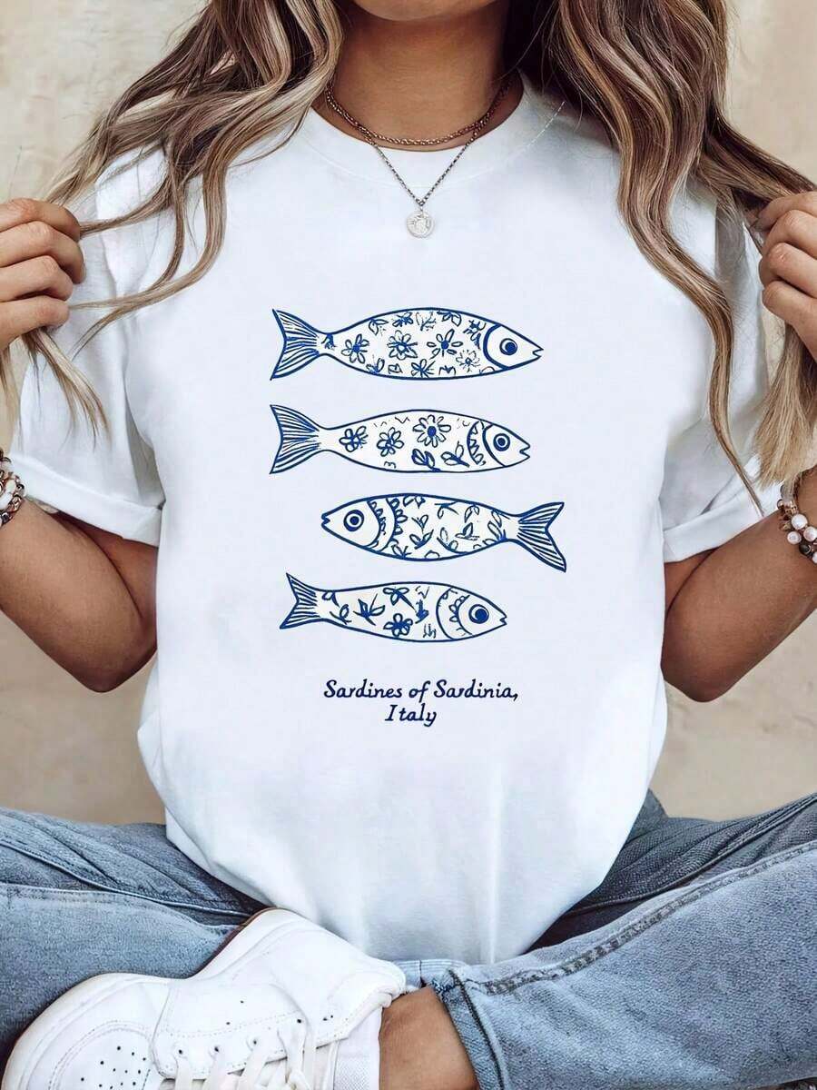 Camia, Sardinas de Sardenia: Logotipo de viaje para el público artístico, estampado con el eslogan regional de Italia, camia blanca de manga corta y cuello redondo, lavable a máquina, estilo casual, ajuste cómodo, diseño moderno, versátil para uso diario, tela suave, estilo a la moda. Camisa de mujer. Camisa casual para mujer. Adecuado como regalo. playera de mujer. blusas>elegantes. boho chic,Top de mujer suave, transpirable y cómodo, ideal para primavera, verano y otoño, perfecto para vacaciones, viajes y uso diario. Adecuado como regalo. playera de mujer. blusas>elegantes. boho chic,Top de mujer suave, transpirable y cómodo, ideal para primavera, verano y otoño, perfecto para vacaciones, viajes y uso diario. - Blanco - Ver 1