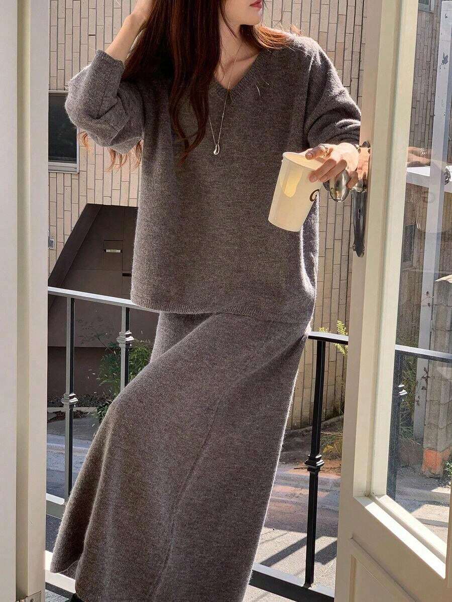 Conjunto de 2 piezas de suéter de manga larga de cuello en V de unicolor y falda de corte holgado, estilo coreano casual para mujer - Café integral - Ver 1