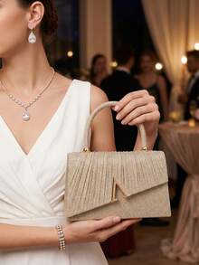 Túi xách cầm tay kiểu dáng clutch nắp gập bằng chất liệu kim tuyến màu sâm panh dành cho nữ, kết hợp với phụ kiện kim loại sang trọng, thể hiện phong cách thời trang và thanh lịch. Có thể cầm tay/xách tay/đeo vai/đeo chéo, phù hợp cho đám cưới/tiệc tùng/lễ hội/các sự kiện trang trọng. - Rượu sâm banh - Xem 2