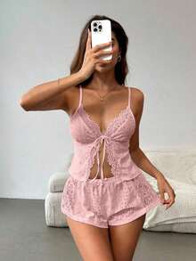 El traje de encaje negro de la señora es tanto romántico como sexy.Es adecuado para fiestas y también se puede usar para combinaciones de ropa de temporada.Combina materiales de punto y encaje y tiene un lazo en la cintura.Este es un conjunto de - Rosa - Ver 3