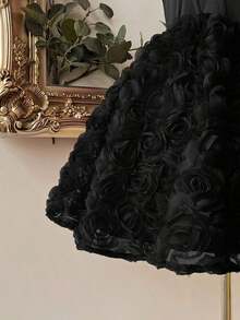 Elegante, romántico y de moda vestido de satén color café con hombros descubiertos y cola de sirena, con decoración floral 3D y volantes en el bajo, adecuado para fiestas de solteros, bodas, graduaciones, vacaciones, tardes de té y ocasiones formales - Negro - Ver 3