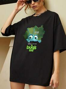 La imagen muestra un divertido insecto azul saliendo de un fondo verde junto a la frase born to be wild que transmite energía libertad y un espíritu aventurero ideal para quienes disfrutan de la naturaleza camiseta de mujer  casual y cómoda para uso diario - Negro - Ver 6