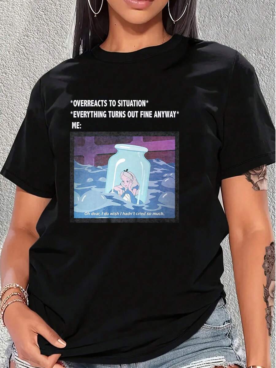 Ilustración de una chica dentro de un frasco rodeada de agua que simboliza las emociones contenidas y la superación personal con frases humorísticas sobre reaccionar ante las situaciones camiseta de mujer cómoda casual moderna para uso diario - Negro - Ver 1