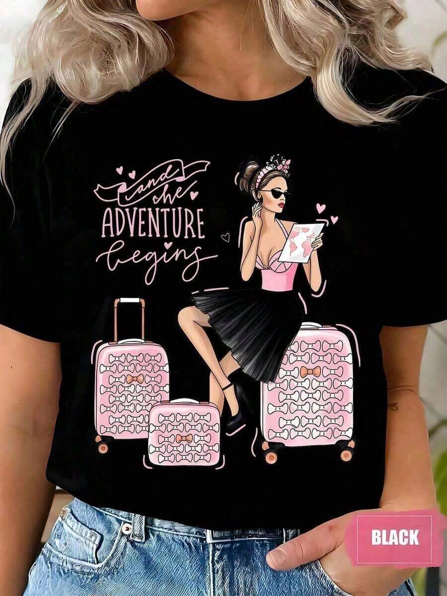 Women's Short-Sleeved T-Shirt With "The Travel Adventure Begins With A Girl And Suitcases" Print, Round Neck, Holiday Gift, 220g, Unisex Oversized T-Shirts, Unisex Graphic T-Shirt, 100% Cotton. - 黑色 - 查看 1