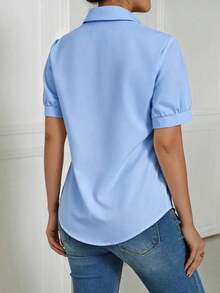 Blusa casual/de trabajo de manga corta elegante y ajustada con cuello y adornos de perlas para mujeres - Azul - Ver 2
