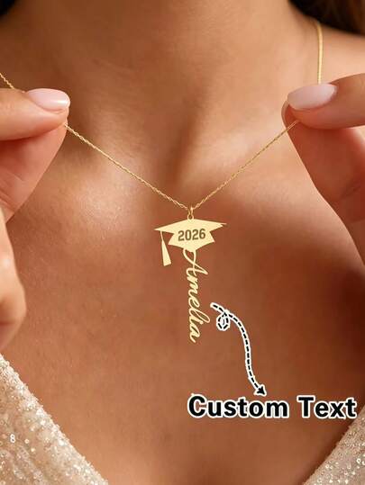 [Tùy chỉnh] Dây chuyền mặt dây chuyền mũ cử nhân bằng thép không gỉ mạ vàng 18K, mặt dây chuyền mũ cử nhân mùa tốt nghiệp, trang sức kỷ niệm, quà tặng ngày Valentine, tiệc tùng, kỷ niệm, quà tốt nghiệp, dây chuyền kiểu sinh viên dễ thương và tinh tế, trang sức thanh lịch dành cho cả nam và nữ, thiết kế độc đáo và đơn giản, phụ kiện thường ngày, thời trang, trang sức, phụ kiện quần áo, cá nhân hóa hiện đại, dây chuyền độc đáo mùa xuân hè mới về.