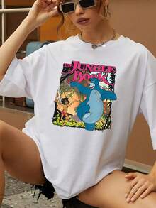 Ilustración vibrante que muestra a un niño aventurero y un oso azul bailando entre la selva simbolizando libertad amistad y alegría camiseta de mujer casual cómoda  perfecta para uso diario - Blanco - Ver 6