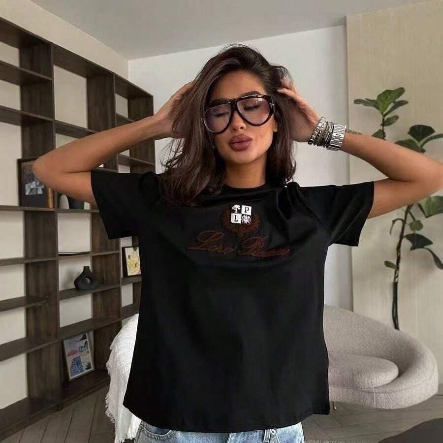 Camiseta de verano versátil de manga corta y cuello redondo con estampado de letras, nueva prenda casual con diseño elegante, jersey para mujer, al por mayor. - Negro - Ver 1