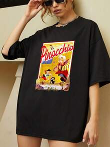 Colorful Illustration Showing A Cheerful Wooden Doll With Its Creator And Cat In A Nostalgic Scene Evoking The Innocence And Magic Of Classic Fairy Tales. Comfortable Casual Women's T-Shirt For Everyday Wear. - 黑色 - 查看 1