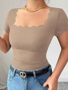 Nueva camiseta de mujer de manga corta con cuello cuadrado, dobladillo ondulado negro y fruncido lateral, versátil para el verano - Caqui - Ver 7