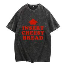 Camiseta con letras rojas "INSERT CHEESY BREAD" y diseño de flecha roja - Blanco - Ver 4