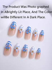 24 autocollants pour nail art rayures bleu et blanc d'été, style français, art des ongles peint à la main 3D fruits de myrtille, fleurs 3D à pois frais, série pastorale bleu et blanc, convient pour les fêtes de filles et le travail quotidien. Livré avec des outils et des ongles - Multicolore - Voir 4