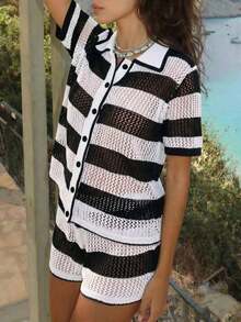 Elegante conjunto de moda casual de primavera/verano para mujer, ideal para vacaciones y playa, con top de manga corta de cuello redondo con abertura y botones, y shorts, en estilo de punto a rayas y hueco - Blanco y Negro - Ver 6