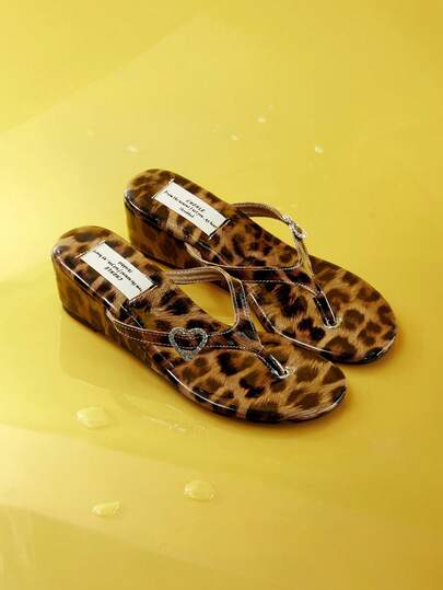 Trivaya Sandalias de cuña con estampado de leopardo marrón y decoración de rhinestones en forma de corazón para mujer (corren pequeñas, ligeramente rígidas), adecuadas para vacaciones en la playa, estilo europeo y americano personalizado, sandalias de cuña con chanclas, versátiles, simples, ligeras y casuales