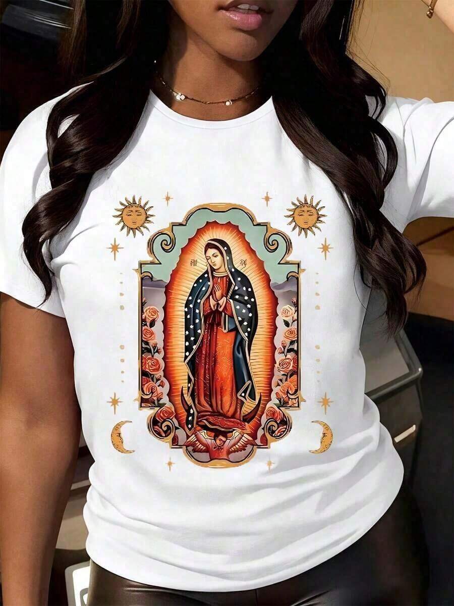 Under The RadarCamiseta de la Virgen de Guadalupe para Mujer, Estampado Religioso Católico de María, Diseño Icónico Mexicano, Camiseta Blanca para Devotas y Celebraciones Culturales-Vintage Street Style Unisex Loose Cotton Short Sleeve Crew Neck T-Shirt - Blanco - Ver 1