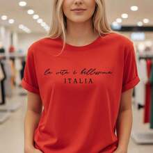 Camiseta de Algodón con Estampado "La Vita E  Italia" para Mujer, Cuello Redondo Casual, Manga Corta, Corte Holgado, Camiseta Básica para Uso Diario, Tallas Disponibles de S a 5XL, Blusa Suave y Cómoda de Algodón Puro, Camiseta con Gráfico de Frase Italiana. - Rojo - Ver 1