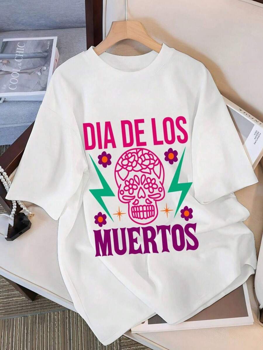 Camiseta Gráfica de Calavera de Azúcar para el Día de los Muertos para Mujer - Diseño de Arte Folclórico Mexicano con Texto del Día de los Muertos, Corte Holgado, Cuello Redondo, Manga Corta, Estilo Casual - Blanco - Ver 1