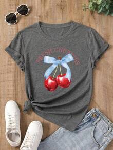 Camiseta oversize blanca con cerezas y lazo azul, ideal para outfits casuales y de verano Playera juvenil holgada con diseño de cerezas "Fresh Cherries", estilo coqueto para combinar con jeans o shorts Camiseta de verano con gráfico de cerezas y texto, estilo femenino y favorecedor - YH433-Gris - Ver 2