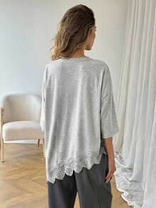 Camiseta de mujer de manga corta con estampado de leopardo, parche de encaje, bajo asimétrico, adecuada para vacaciones de verano, ir al trabajo y uso diario - Gris Claro - Ver 2