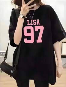 Camiseta Gráfica Lisa   para Mujer - Negro con Estampado Rosa "Lisa 97" - Diseño Deportivo de la Integrante de  - Top Cómodo de Cuello Redondo para Eventos de  y Looks Diarios - Camiseta Casual de Algodón Puro Lavable a Máquina, Tela Suave Premium, Tallas Completas S a XXL - Negro - Ver 1