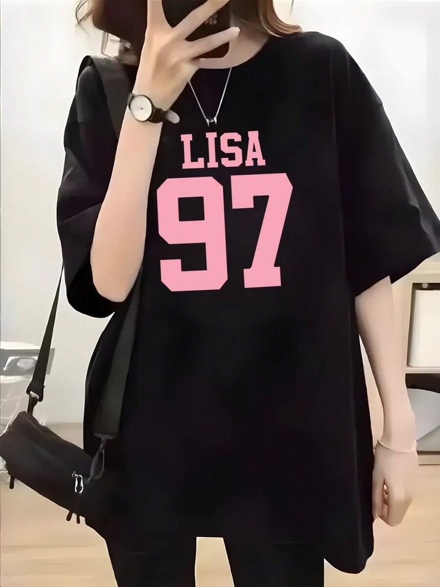 Camiseta Gráfica Lisa para Mujer - Negro con Estampado Rosa "Lisa 97" - Diseño Deportivo de la Integrante de - Top Cómodo de Cuello Redondo para Eventos de y Looks Diarios - Camiseta Casual de Algodón Puro Lavable a Máquina, Tela Suave Premium, Tallas Completas S a XXL - Negro - Ver 1