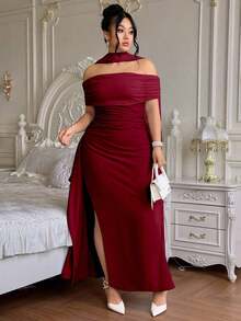 Vestido largo de fiesta elegante y ajustado con hombros descubiertos y abertura para mujer de talla grande, ideal para fiestas navideñas y ocasiones formales.Disponible en azul marino. - Burdeos - Ver 1