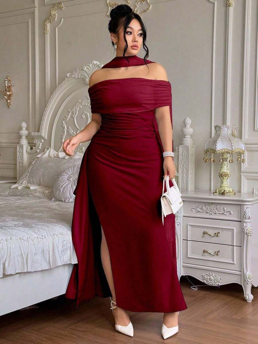 Vestido largo de fiesta elegante y ajustado con hombros descubiertos y abertura para mujer de talla grande, ideal para fiestas navideñas y ocasiones formales.Disponible en azul marino. - Burdeos - Ver 1