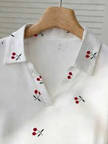 Camiseta blanca de manga larga para mujer con estampado de cerezas rojas dulces, cuello polo, cintura ajustada.Perfecta para el otoño.Nuevo estilo, camiseta de moda.Regalo para vacaciones, regalo para hermanos, regalo para hermana, regalo para mamá, regalo para el Día de la Madre.Informal, minimalista, top con estilo. - Blanco 3 - Ver 4