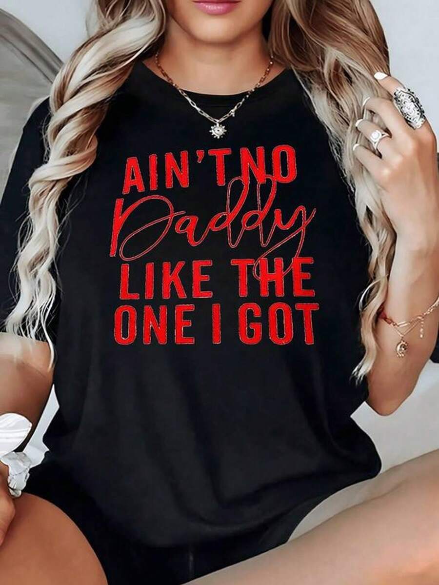 Frase en gran tipografía roja que celebra con humor y cariño la admiración por el padre destacando orgullo familiar camiseta para mujer cómoda 100% algodón casual moderna