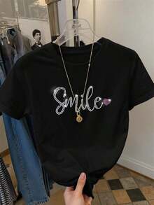 Camiseta de manga corta de ajuste regular con cuello redondo para mujer con diseño de diamantes de imitación "SMILE" - Negro - Ver 3