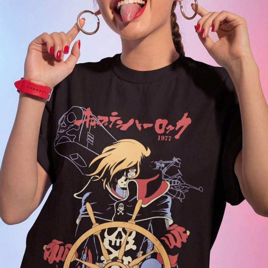 Camiseta vintage de anime Capitán Harlock UniS1ex Manga T1EE 220G, de algodón puro, manga corta, para hombre y mujer. Tejido grueso, resistente a las arrugas y que no se deforma fácilmente. Estilo sencillo y versátil, ligero y transpirable, perfecto para ir al trabajo, viajar, acampar, ir de compras y para el tiempo libre diario. - Negro - Ver 1