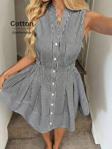 Vestido casual y elegante de mini longitud sin mangas, con cuello alto, cierre con botones, cintura elástica y pliegues en la falda en tela de algodón a rayas, para vacaciones - Rojo y blanco - Ver 9