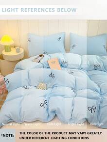 Bộ 3 món ga trải giường thêu nơ AB, màu trơn, họa tiết dễ thương, chất liệu 100% polyester. Bộ gồm: 1 ga trải giường có 4 dây buộc góc và khóa kéo + 2 vỏ gối (không kèm ruột gối). Thích hợp cho đám cưới/phòng ngủ/ký túc xá (nam/nữ)/du lịch. - Màu xanh nhạt - Xem 7